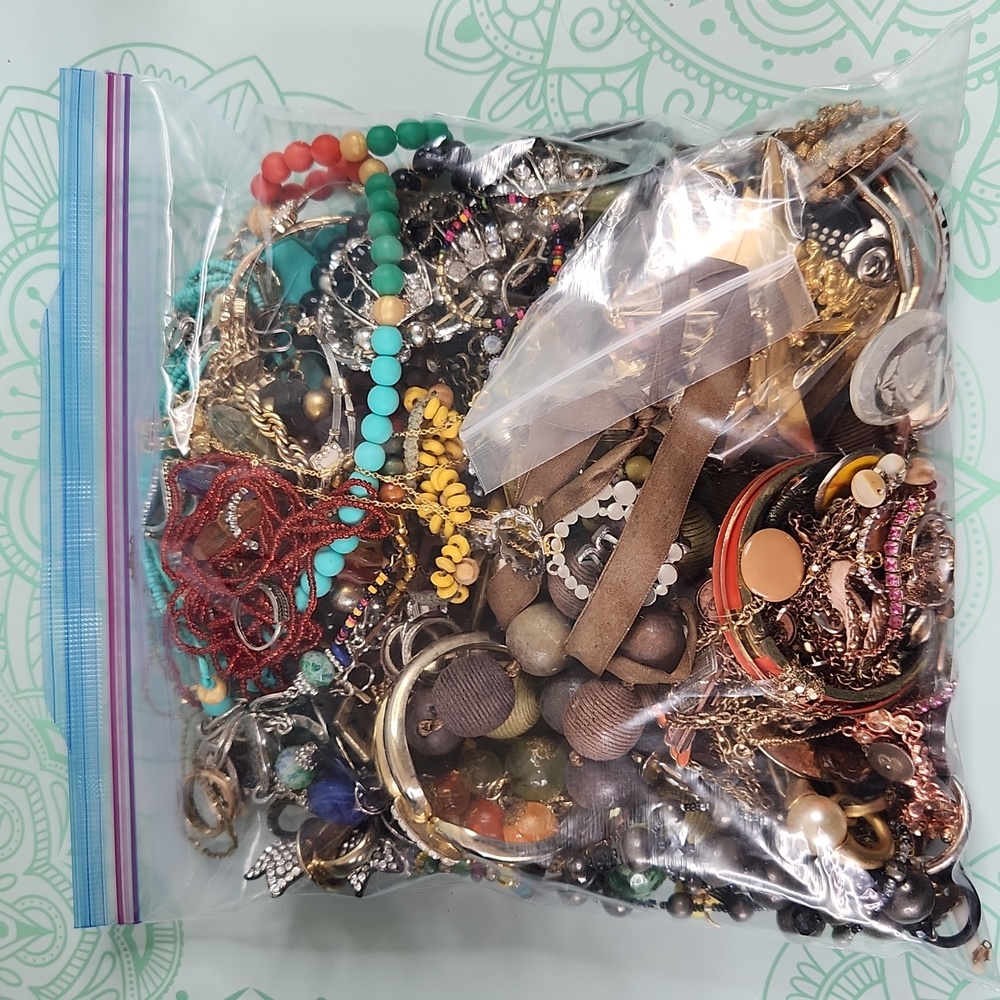 4lb Mystery Craft Broken Jewelry Loose Beads Lot PRICE FIRM - CANNOT BE BUNDLED - Picture 1 of 8